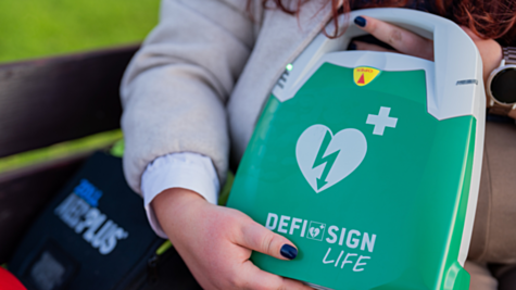 Using an AED during CPR in a cardiac arrest emergency